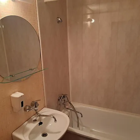Skolsky Internat Medicka 2 Гостевой дом *
