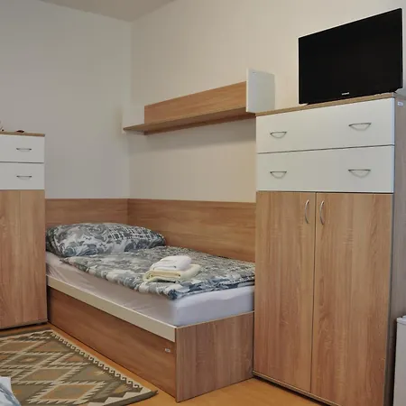 Konukevi Turisticka Pri Skolskom Internate Medicka 2